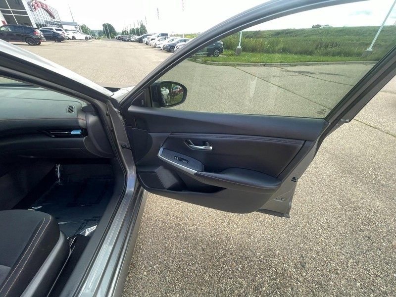 Nissan Sentra Vehicle Image 12