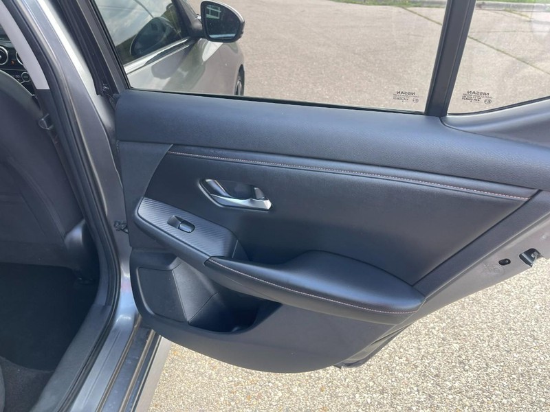 Nissan Sentra Vehicle Image 14