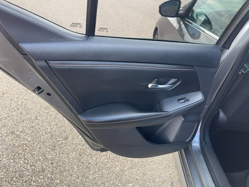 Nissan Sentra Vehicle Image 16