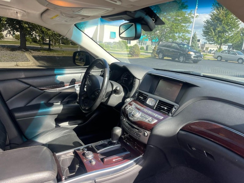 INFINITI Q70L Vehicle Image 02
