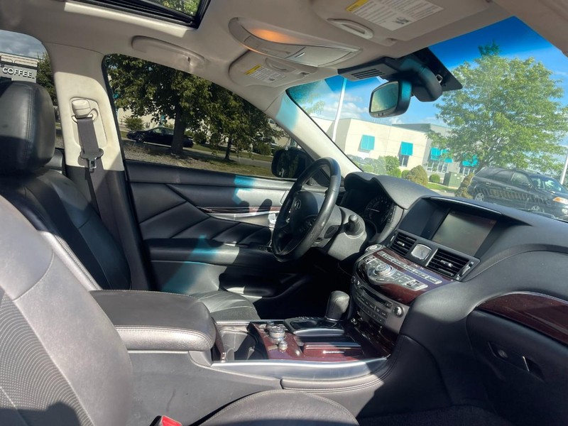 INFINITI Q70L Vehicle Image 04
