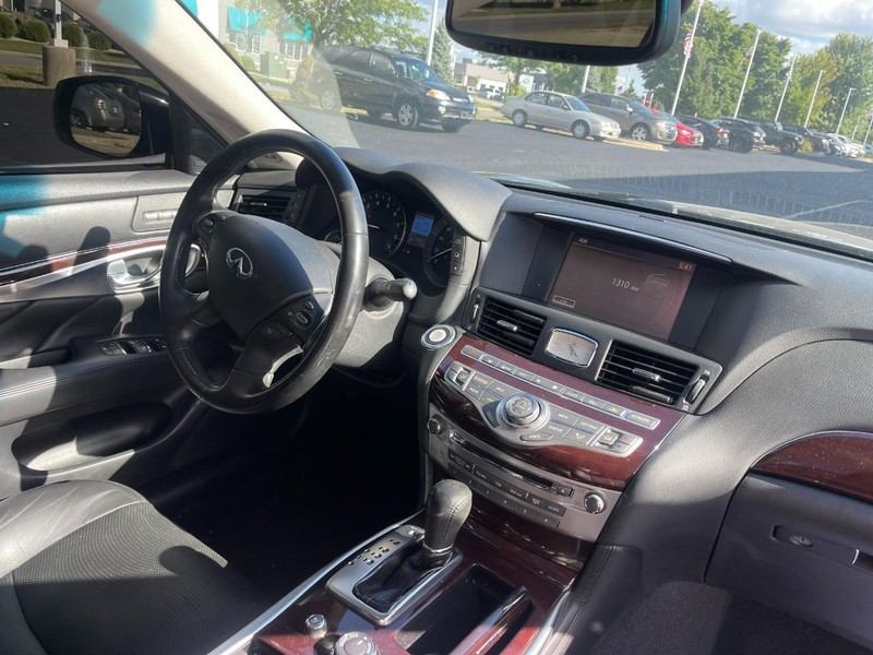 INFINITI Q70L Vehicle Image 05