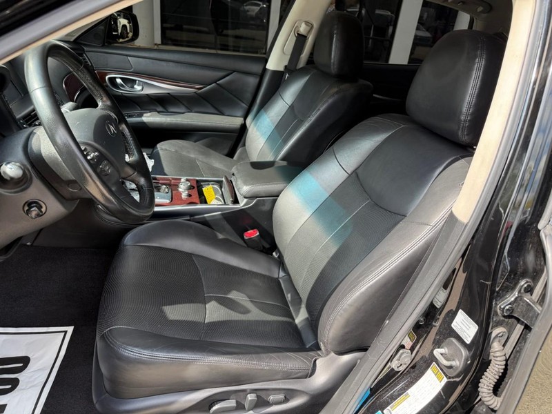 INFINITI Q70L Vehicle Image 09