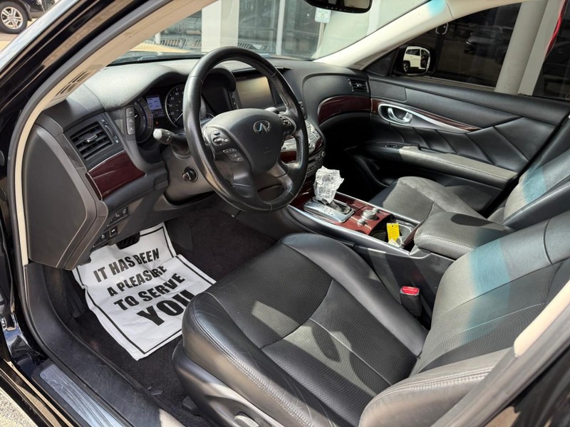 INFINITI Q70L Vehicle Image 10