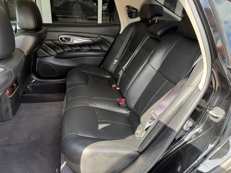 INFINITI Q70L Vehicle Image 11