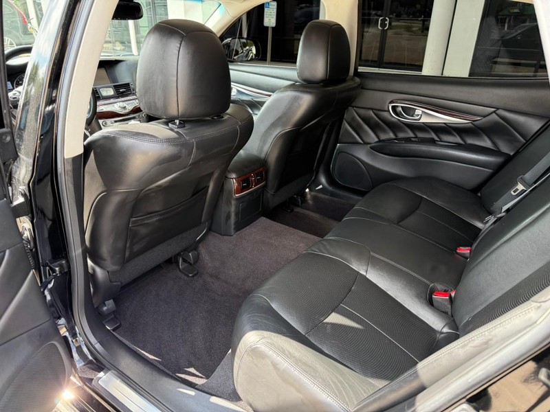 INFINITI Q70L Vehicle Image 12