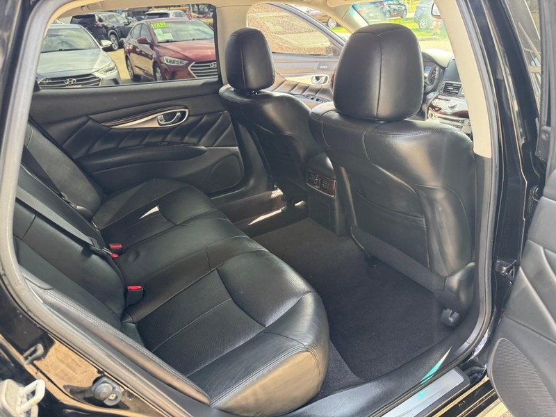 INFINITI Q70L Vehicle Image 15