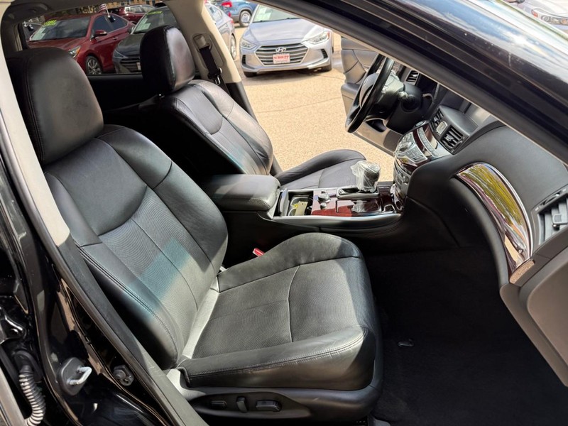 INFINITI Q70L Vehicle Image 16