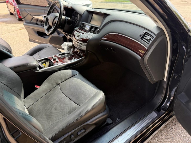 INFINITI Q70L Vehicle Image 17