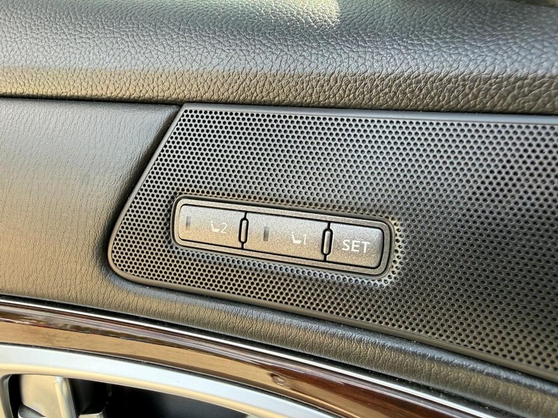 INFINITI Q70L Vehicle Image 18