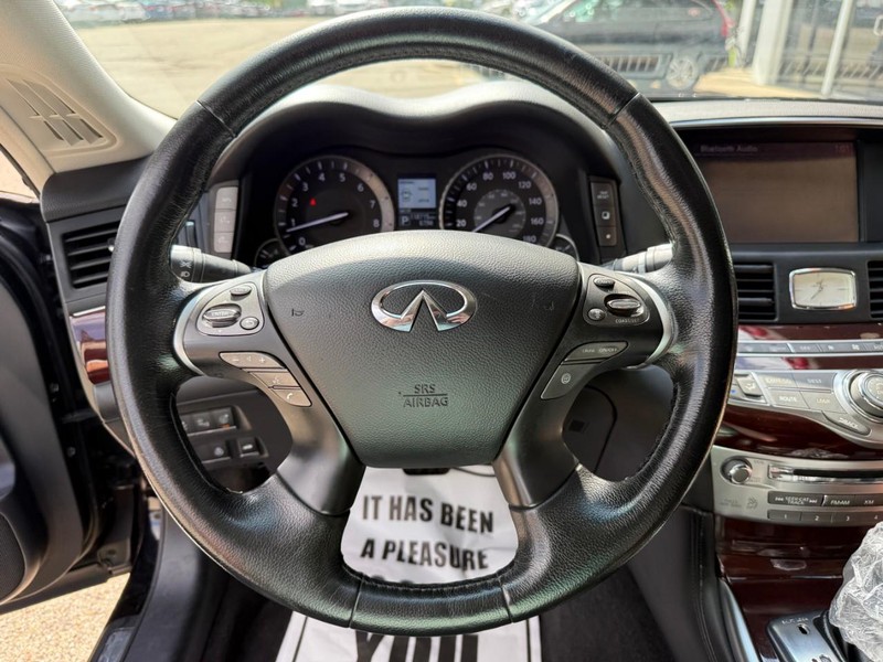 INFINITI Q70L Vehicle Image 19