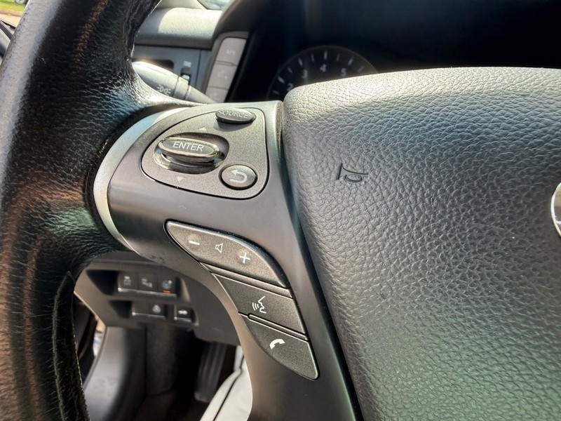 INFINITI Q70L Vehicle Image 22