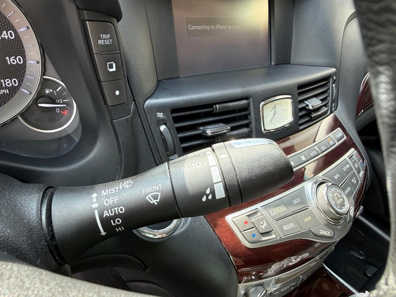 INFINITI Q70L Vehicle Image 24