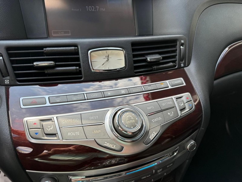 INFINITI Q70L Vehicle Image 27
