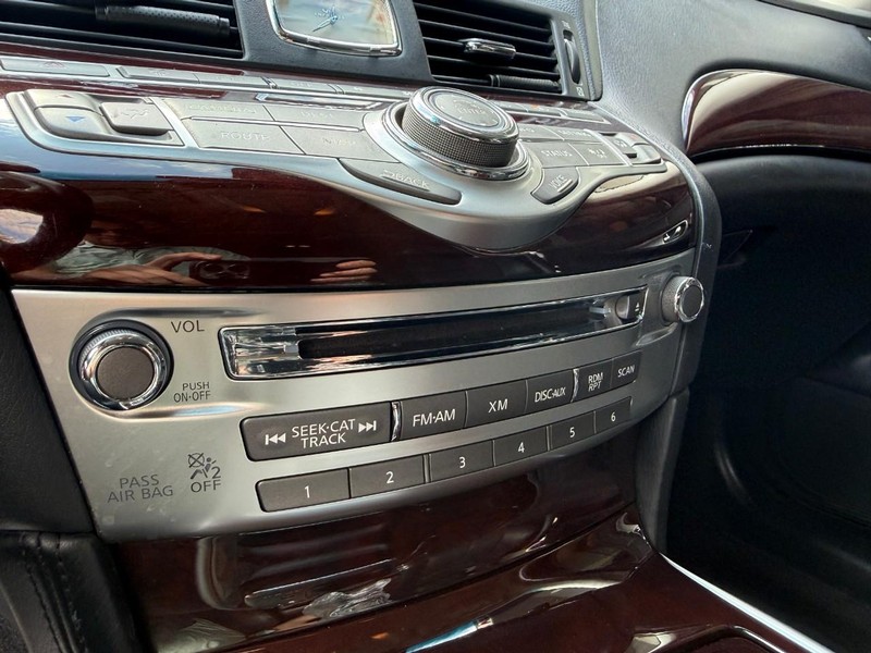 INFINITI Q70L Vehicle Image 28
