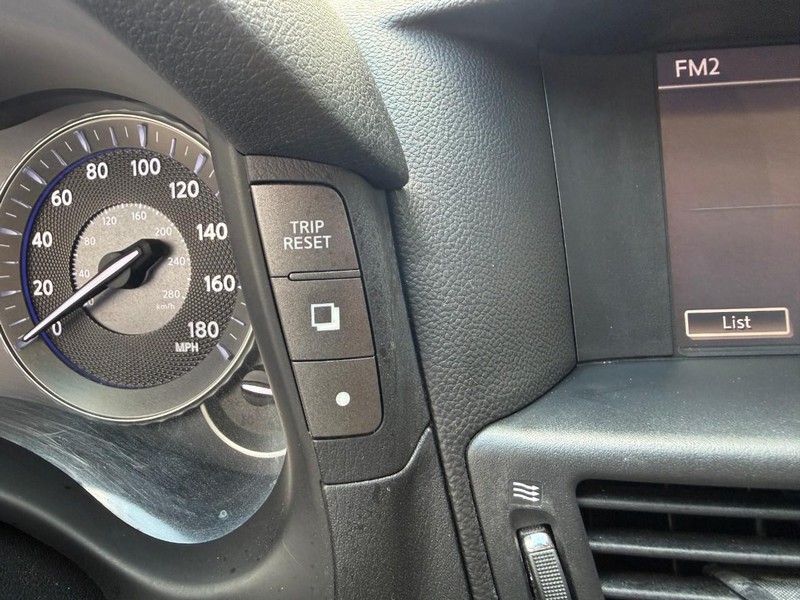INFINITI Q70L Vehicle Image 33