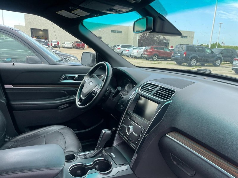 Ford Explorer Vehicle Image 02