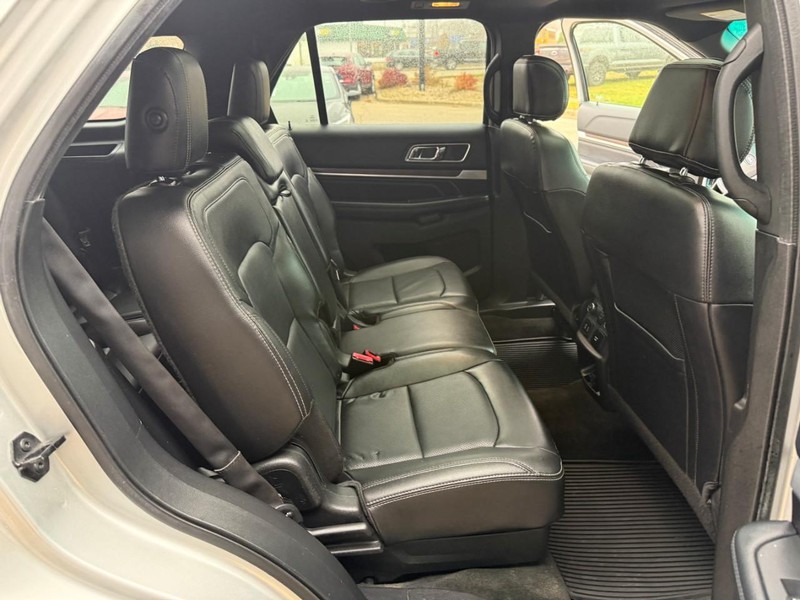 Ford Explorer Vehicle Image 18