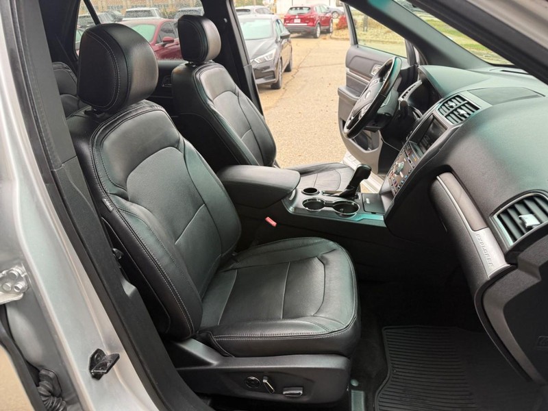 Ford Explorer Vehicle Image 21