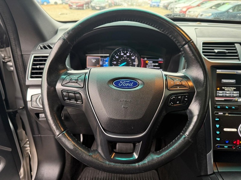 Ford Explorer Vehicle Image 26