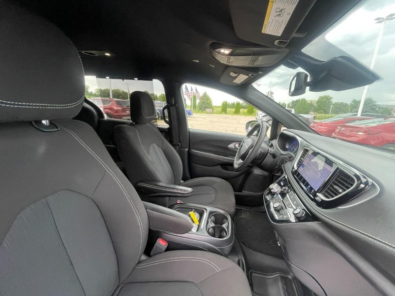 Chrysler Pacifica Vehicle Image 03