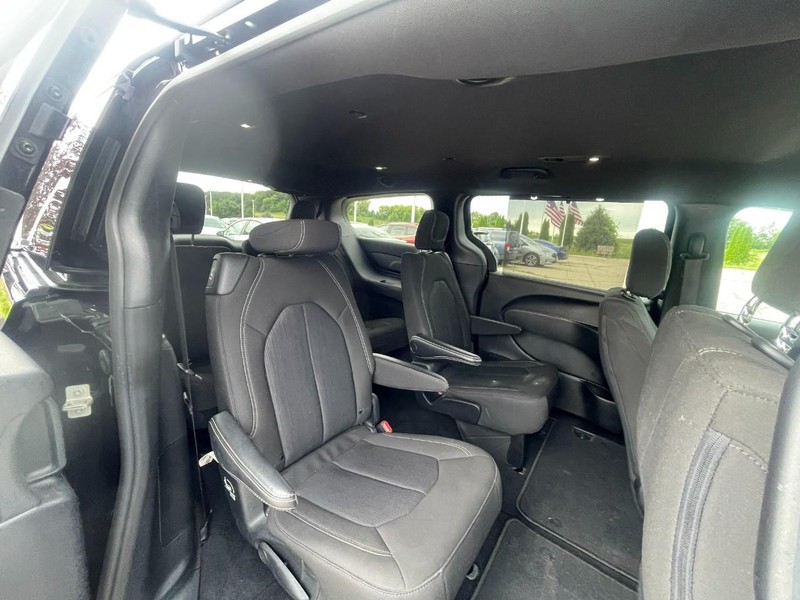 Chrysler Pacifica Vehicle Image 04