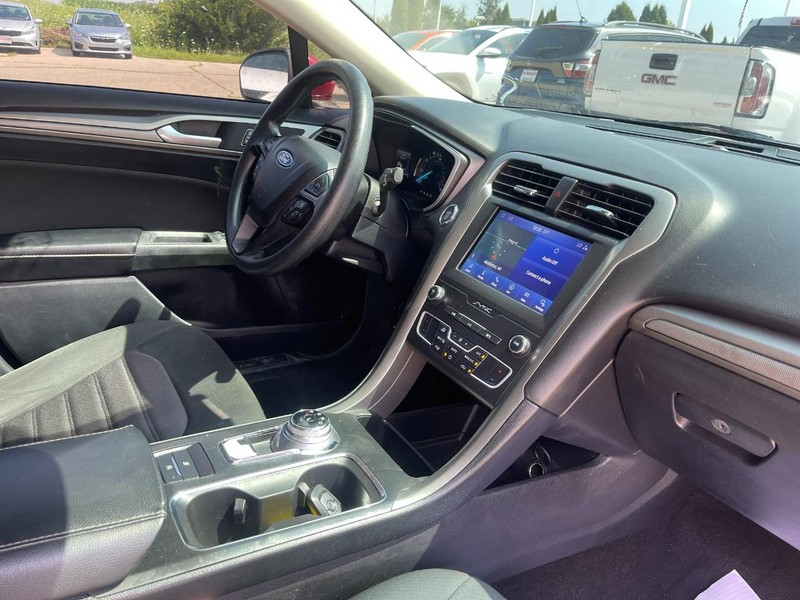 Ford Fusion Vehicle Image 02