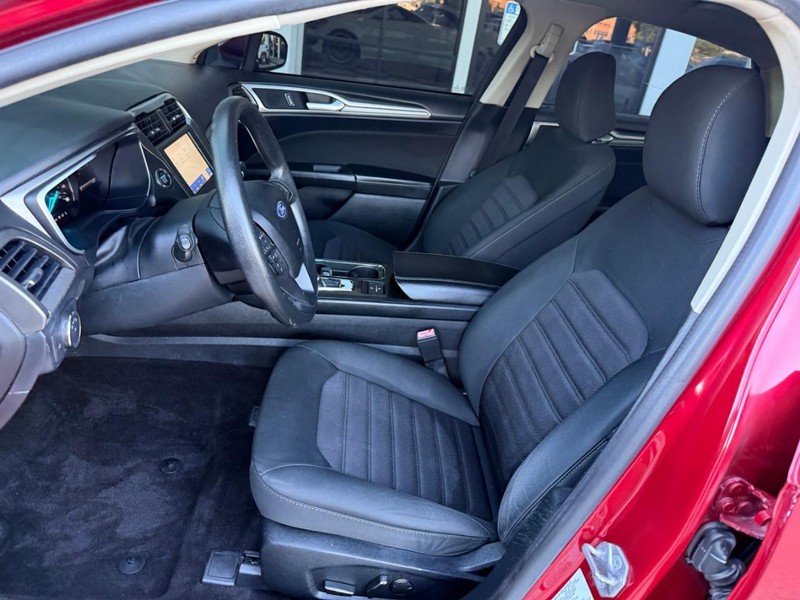 Ford Fusion Vehicle Image 09