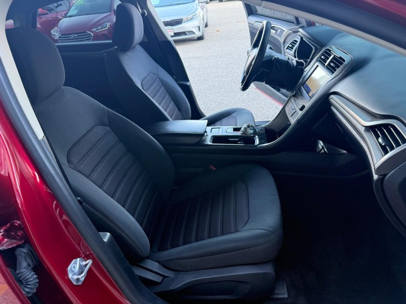 Ford Fusion Vehicle Image 16