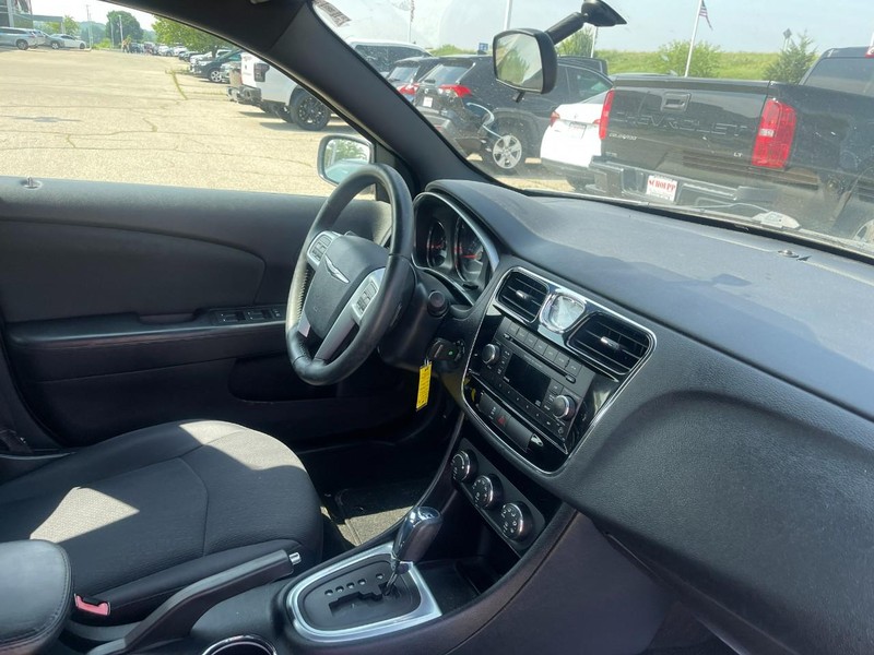 Chrysler 200 Vehicle Image 02