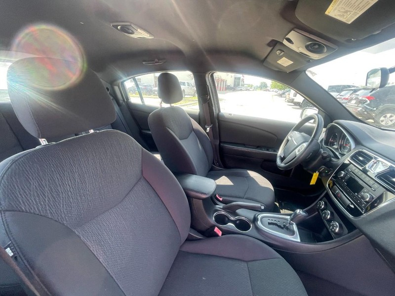 Chrysler 200 Vehicle Image 03