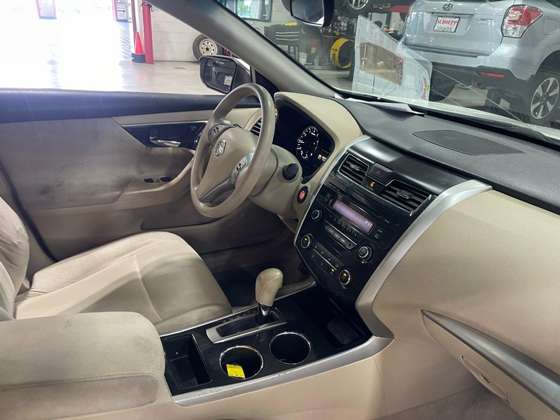 Nissan Altima Vehicle Image 02