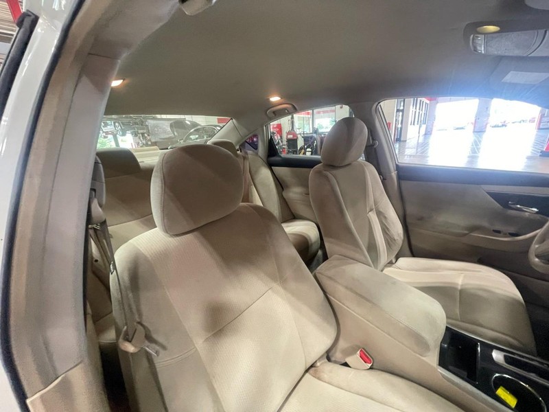 Nissan Altima Vehicle Image 04