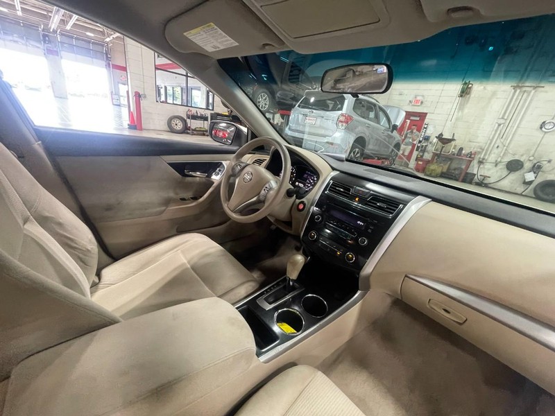 Nissan Altima Vehicle Image 05