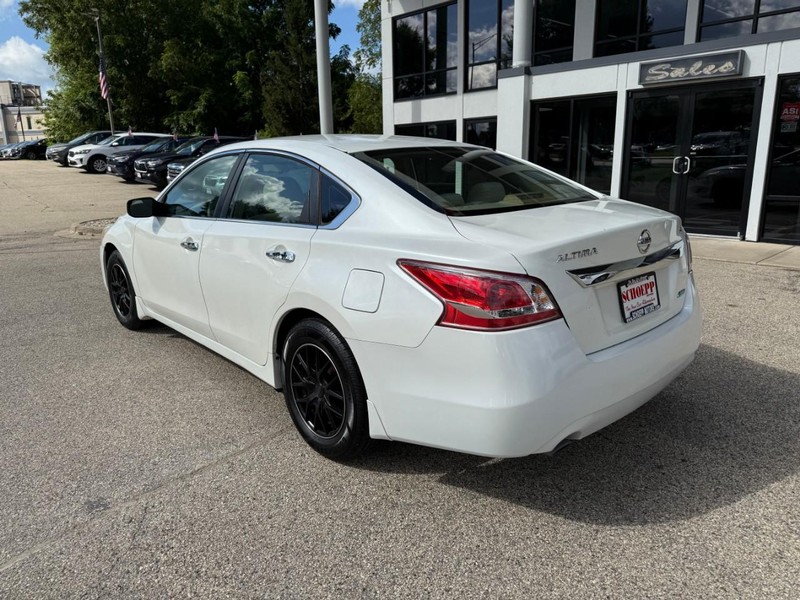 Nissan Altima Vehicle Image 07