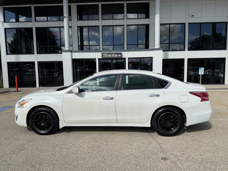 Nissan Altima Vehicle Image 08