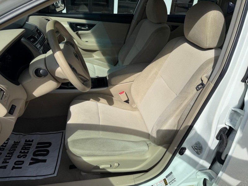 Nissan Altima Vehicle Image 09