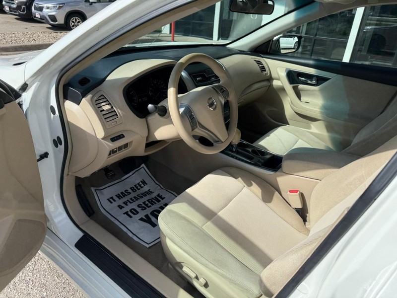 Nissan Altima Vehicle Image 10