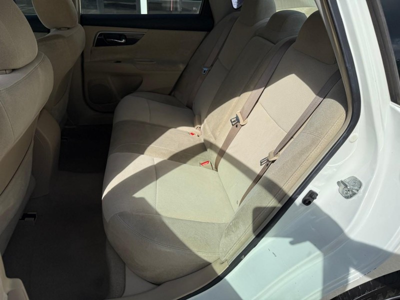 Nissan Altima Vehicle Image 11
