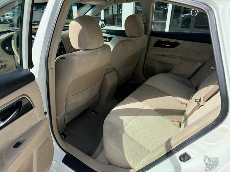 Nissan Altima Vehicle Image 12
