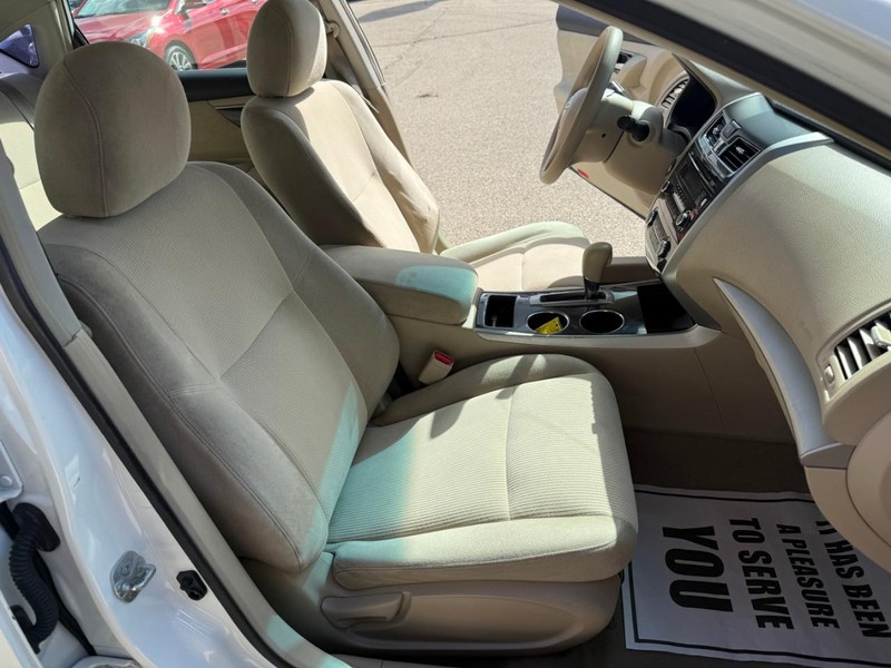 Nissan Altima Vehicle Image 15