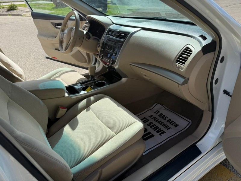 Nissan Altima Vehicle Image 16