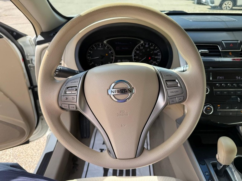 Nissan Altima Vehicle Image 18