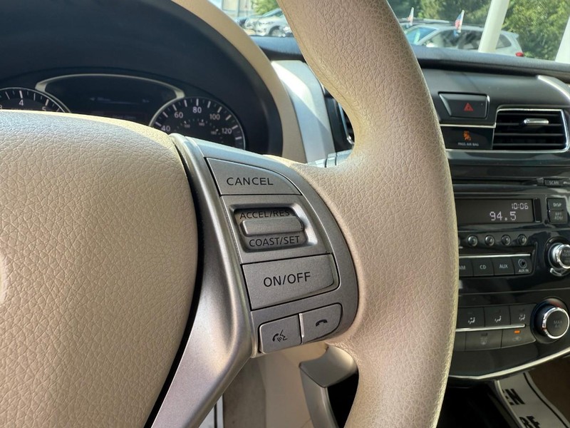 Nissan Altima Vehicle Image 22