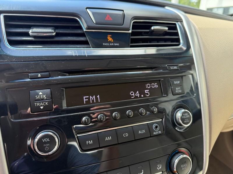 Nissan Altima Vehicle Image 23
