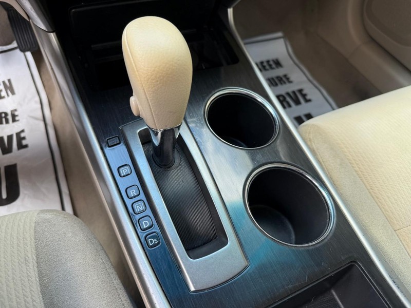 Nissan Altima Vehicle Image 25