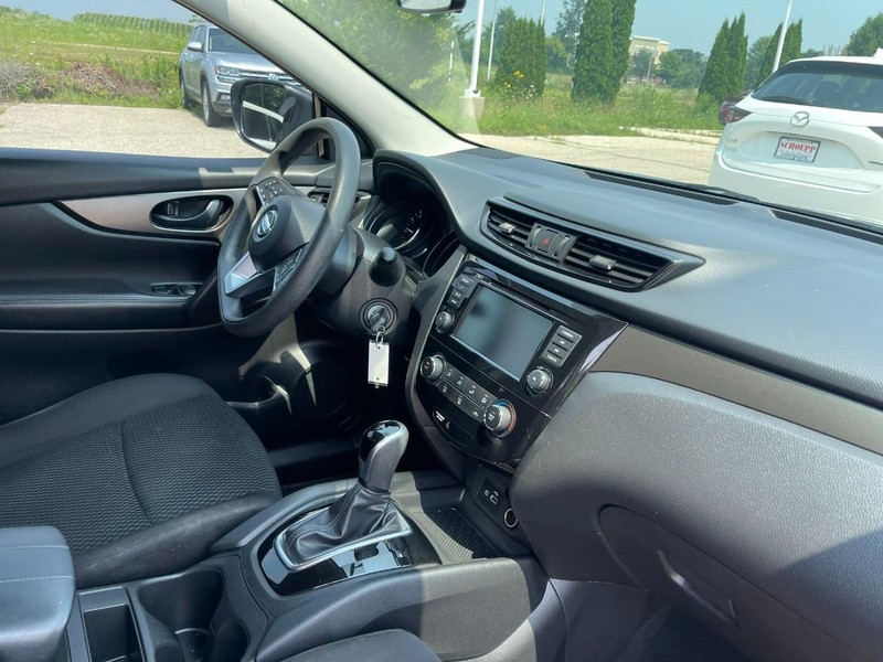 Nissan Rogue Sport Vehicle Image 02