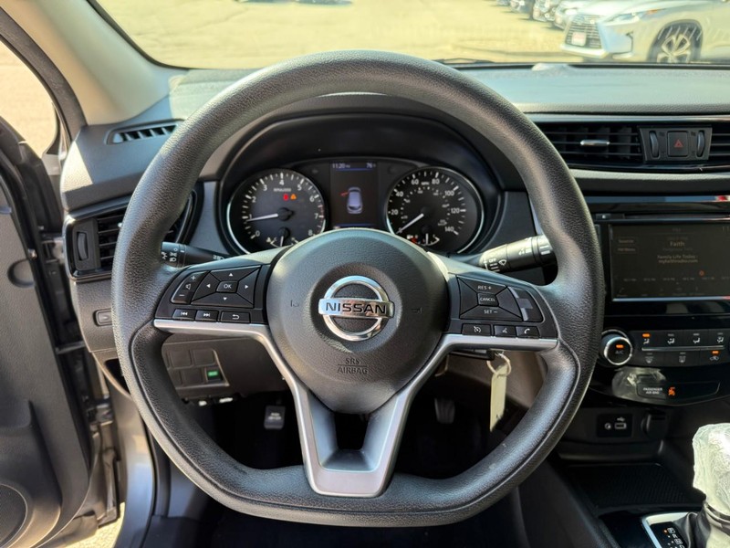 Nissan Rogue Sport Vehicle Image 20