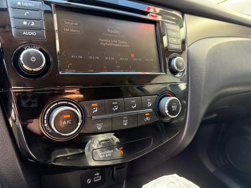 Nissan Rogue Sport Vehicle Image 26
