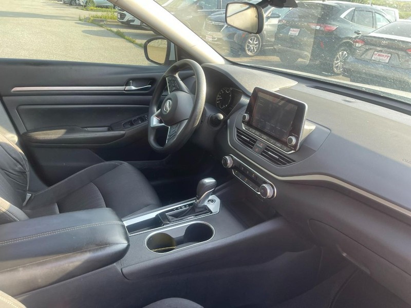 Nissan Altima Vehicle Image 02